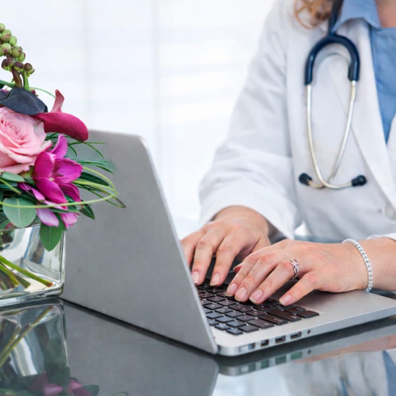 Mani-di-medico-e-mazzo-di-fiori